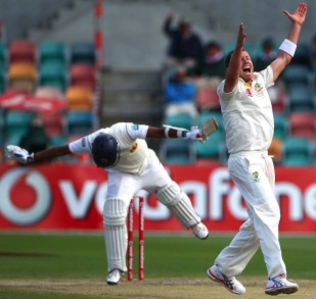 Peter Siddle traps Thilan Samaraweera in front, Australia v Sri Lanka, 1st Test, Hobart, 5th day, December 18, 2012