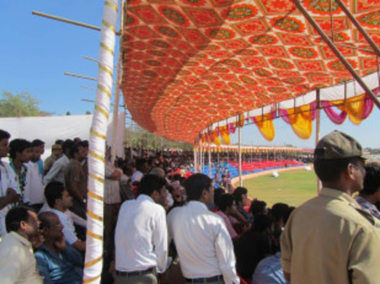 Crowds gather in Hubli to watch Karnataka take on Haryana, Karnataka v Haryana, Ranji Trophy 2012-13, Group B, Hubli, 1st day, December 22, 2012