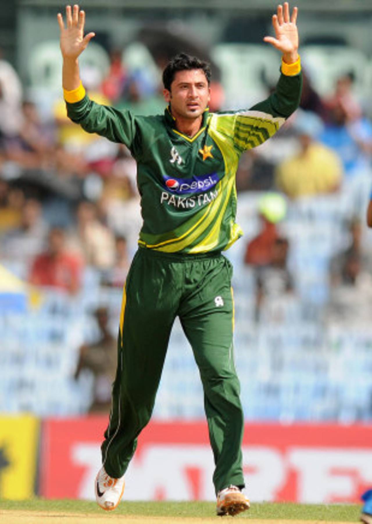 Junaid Khan took four wickets in his first spell, India v Pakistan, 1st ODI, Chennai, December 30, 2012