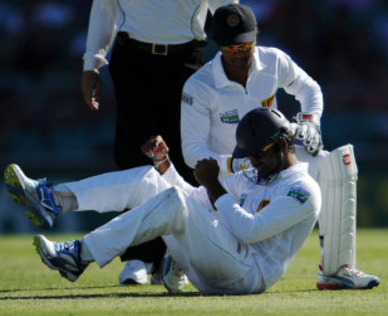 Lahiru Thirimanne was struck on the thigh while fielding at short leg, Australia v Sri Lanka, 3rd Test, Sydney, 2nd day, January 4, 2013