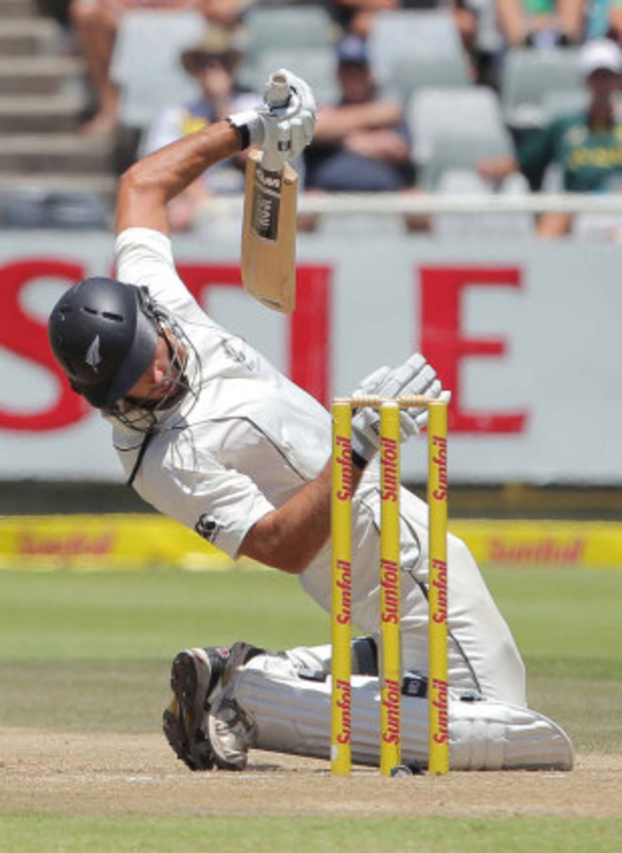 There was plenty of short bowling to the New Zealanders, 1st Test, South Africa v New Zealand, Cape Town, 3rd day, January 4, 2013