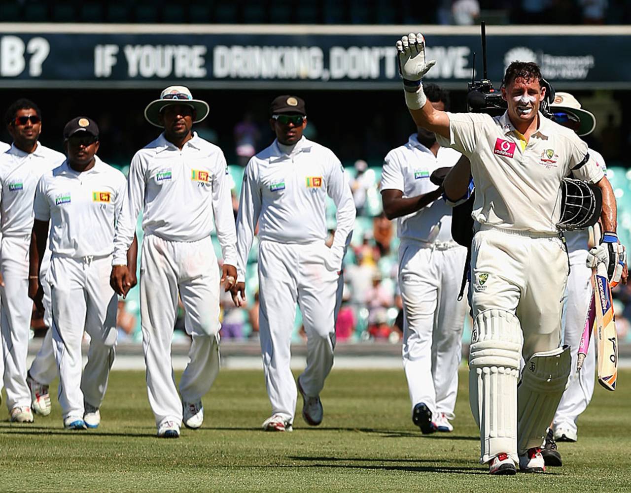 Michael Hussey acknowledges the cheers after his final Test appearance , Australia v Sri Lanka, 3rd Test, Sydney, 4th day, January 6, 2013