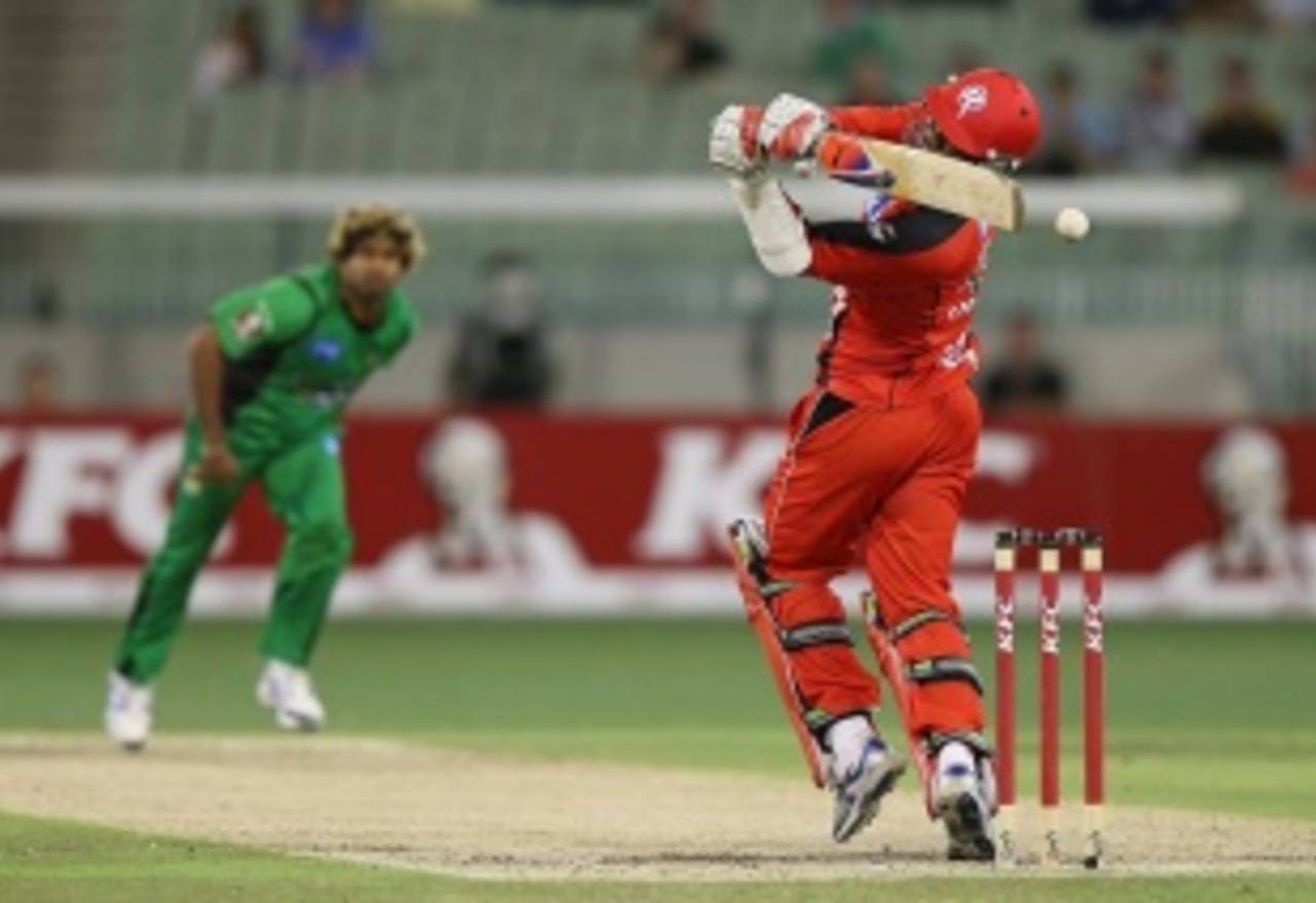 Marlon Samuels is hit by a bouncer from Lasith Malinga, Melbourne Stars v Melbourne Renegades, Big Bash League, MCG, January 6, 2013