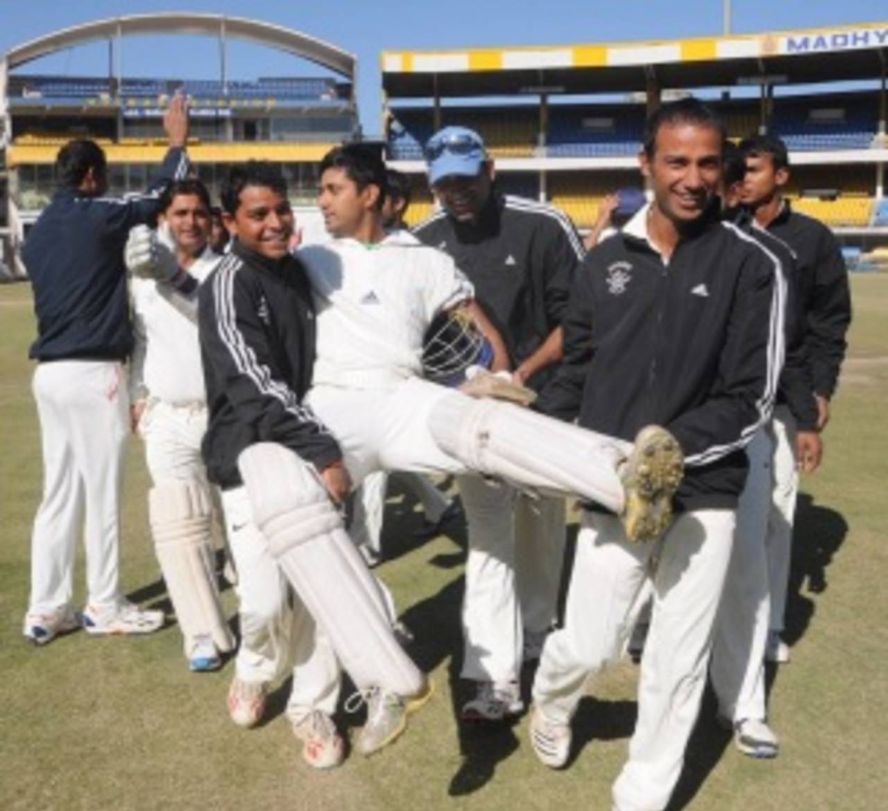 Soumik Chatterjee batted on one leg to lead Services to victory in the quarter-final against Uttar Pradesh&nbsp;&nbsp;&bull;&nbsp;&nbsp;Dainik Dabang Dunia