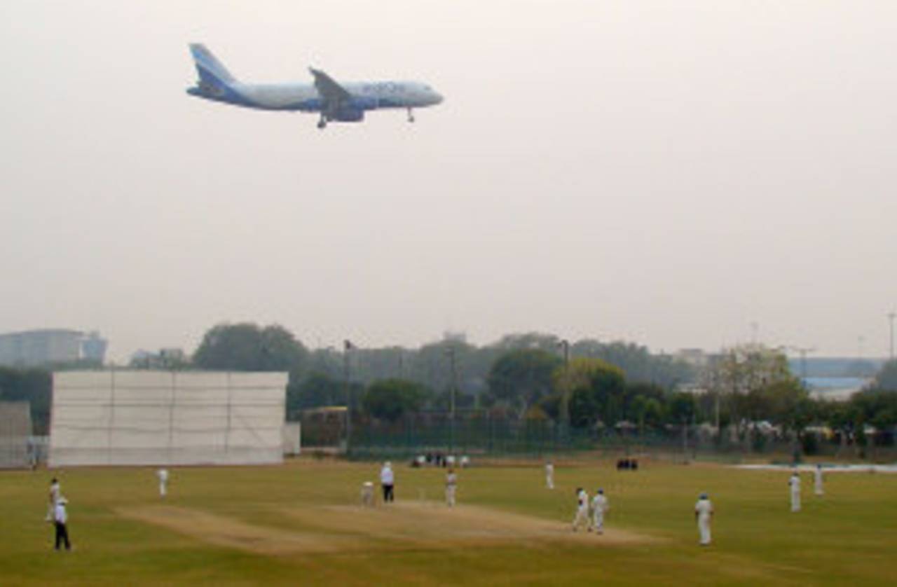 A plane prepares its descent over the Palam Ground, Services v Mumbai, Ranji Trophy 2012-13, 2nd semi-final, Delhi, 2nd day, January 17, 2013  