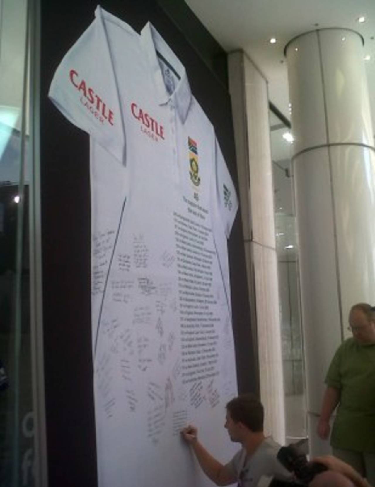 A fan writes a tribute for Graeme Smith on a giant shirt, Johannesburg, January 29, 2013