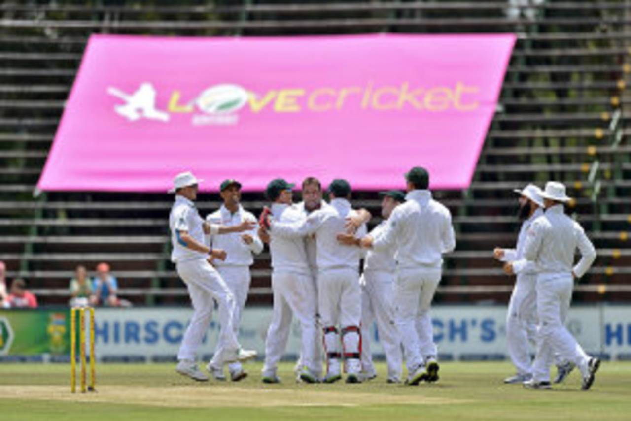 South Africa get together to celebrate a Jacques Kallis strike, South Africa v Pakistan, 1st Test, Johannesburg, 2nd day, February 2, 2013