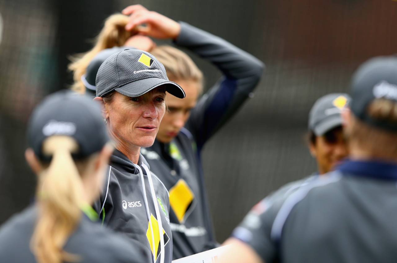 Australia women's coach Cathryn Fitzpatrick talks to the players, Sydney, December 11, 2012