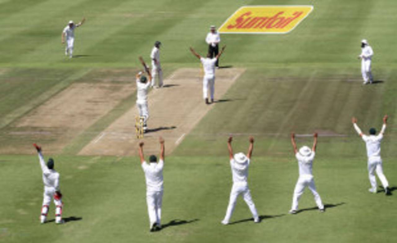 South Africa successfully appeal for lbw against Umar Gul, South Africa v Pakistan, 2nd Test, Cape Town, 2nd day, February 15, 2013