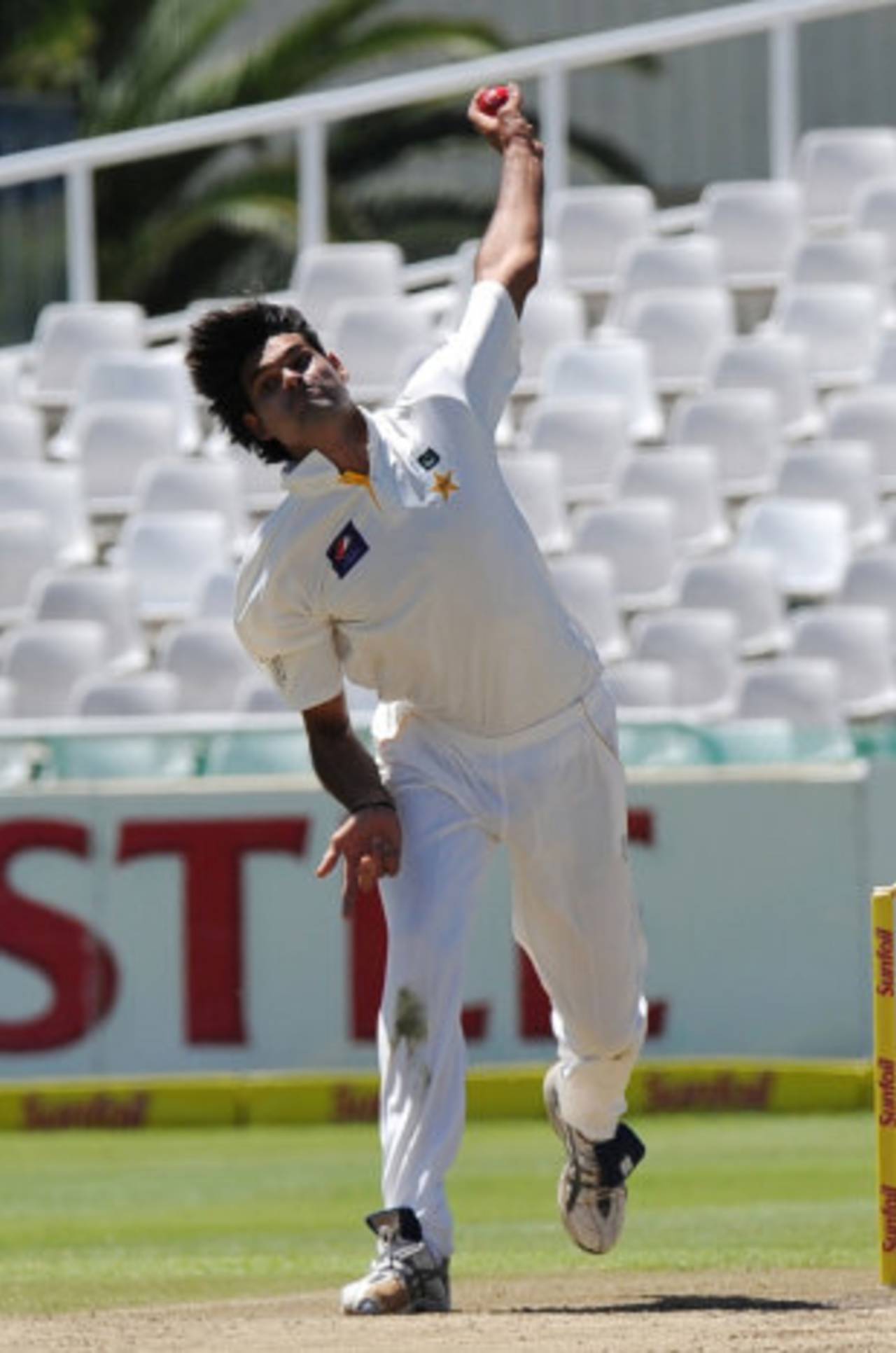 Mohammad Irfan bowls on Test debut, South Africa v Pakistan, 2nd Test, Cape Town, 2nd day, February 15, 2013