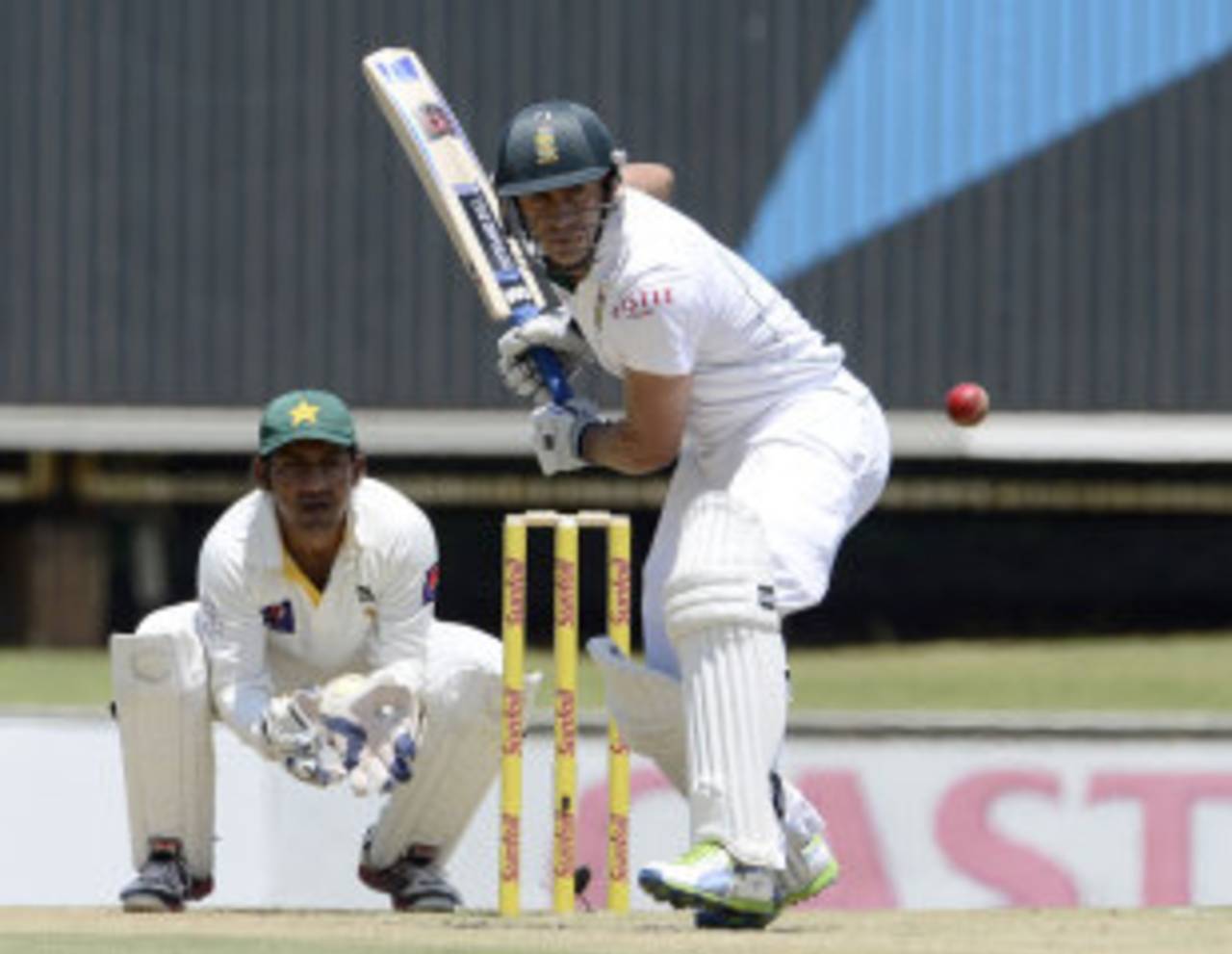 Faf du Plessis gets in position to play a shot, South Africa v Pakistan, 3rd Test, Centurion, 1st day, February 22, 2013