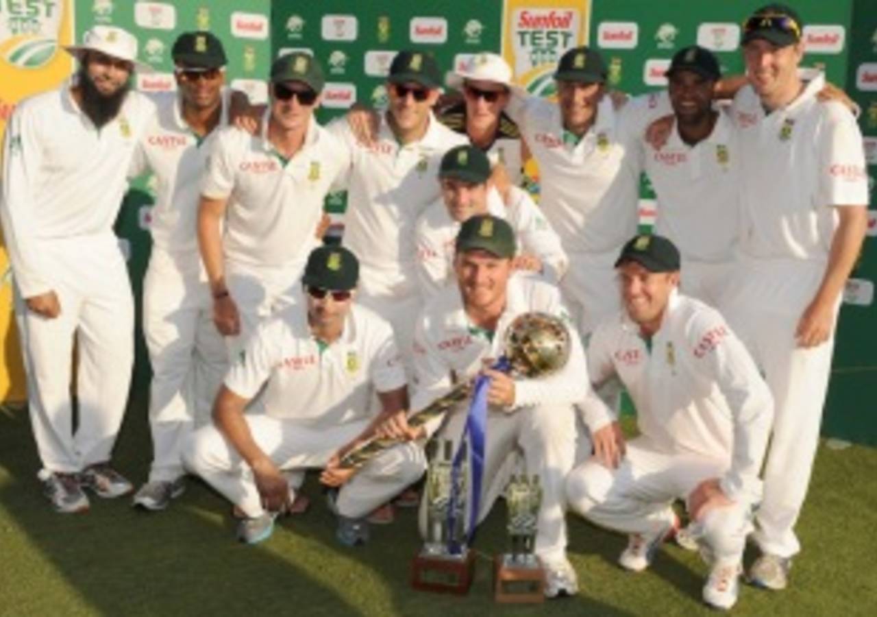 The victorious South African team poses with the trophy, South Africa v Pakistan, 3rd Test, Centurion, 3rd day, February 24, 2013