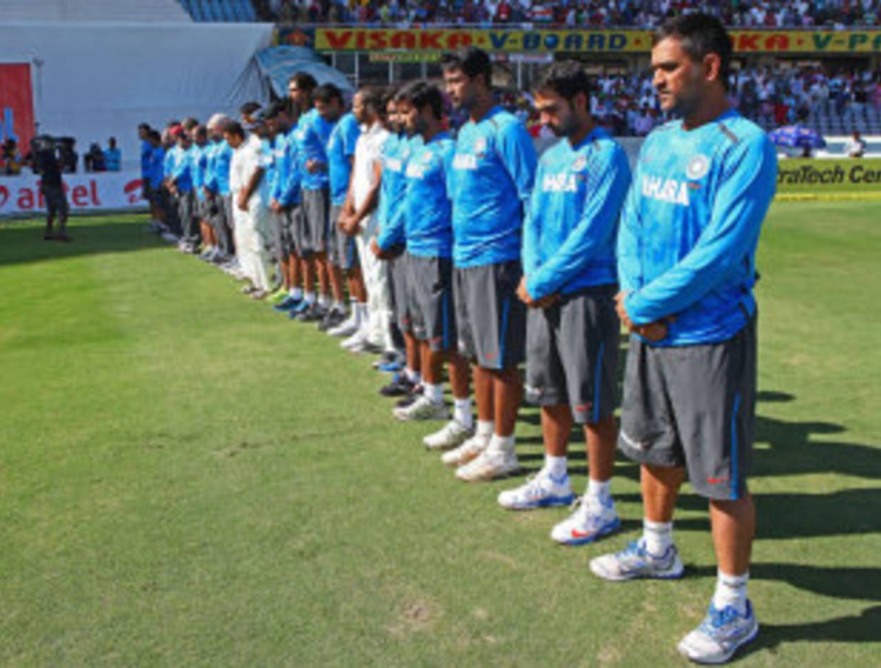 India observes a minute's silence for the victims of the Hyderabad blasts, India v Australia, 2nd Test, Hyderabad, 2nd day, March 3, 2013