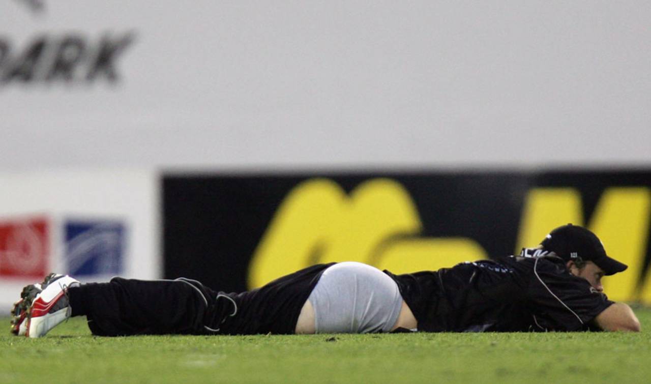 Lou Vincent loses his trousers in the field, New Zealand v West Indies, 5th ODI, Auckland, March 4, 2006