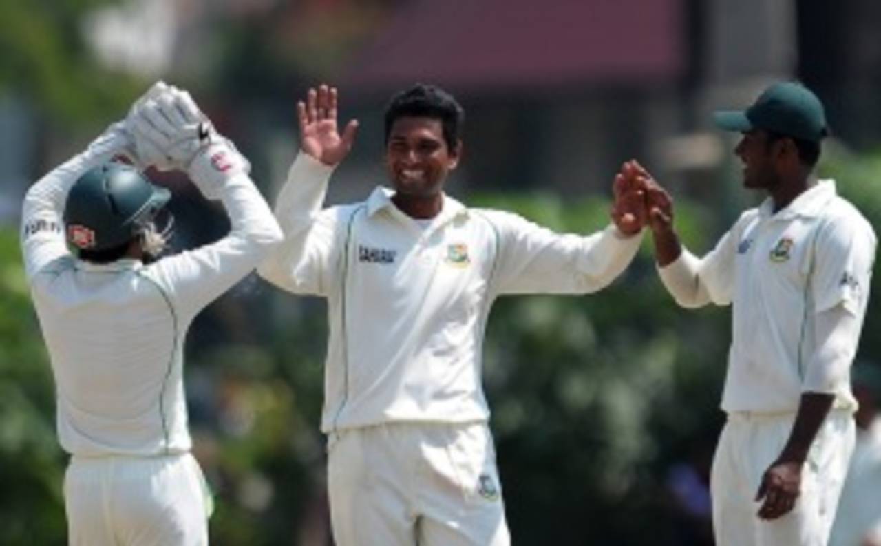 Mohammad Mahmudullah celebrates the wicket of Kithuruwan Vithanage with his teammates, 1st Test, Galle, 5th day, March 12, 2013