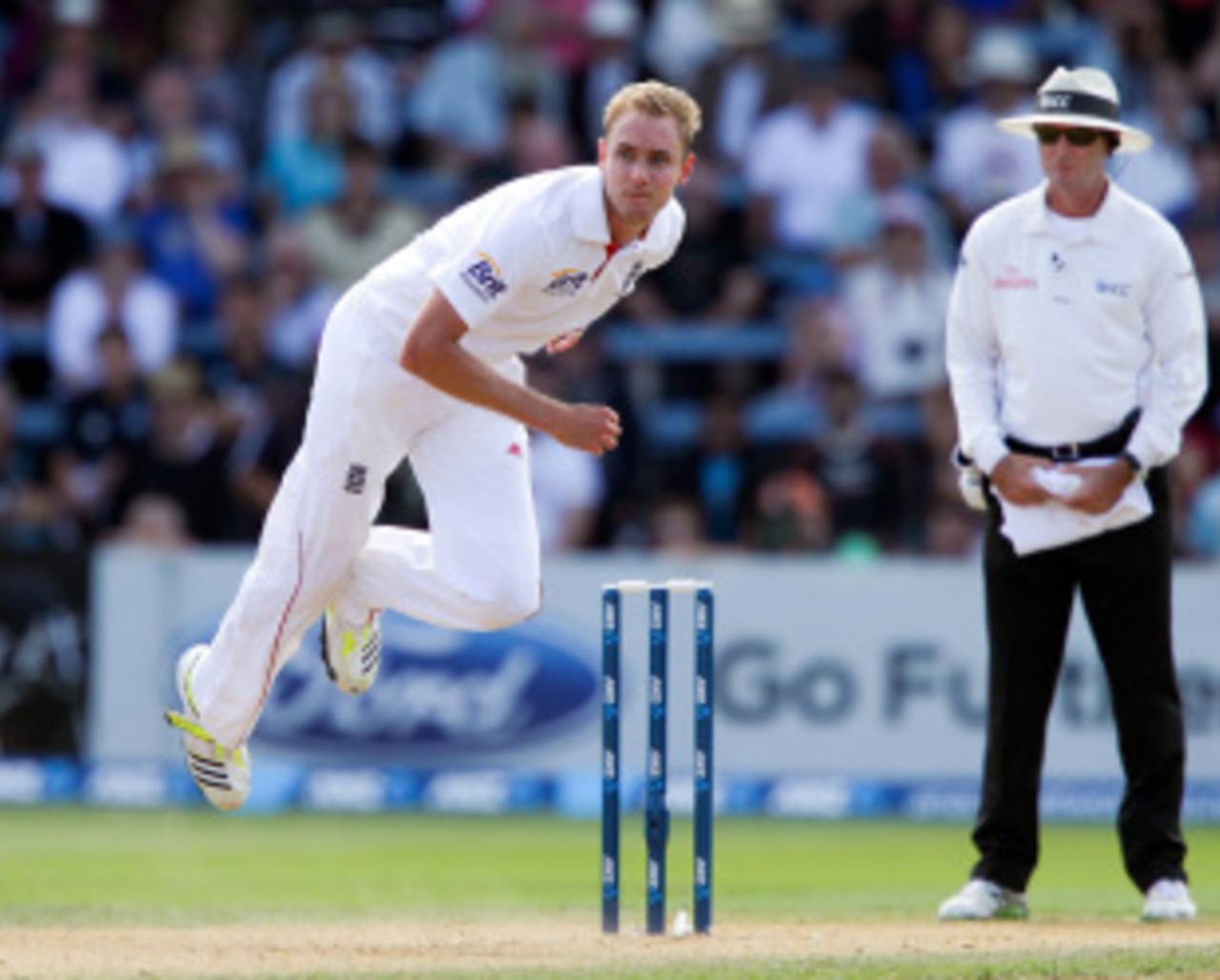 Stuart Broad bowls, New Zealand v England, 2nd Test, Wellington, 3rd day, March 16, 2013