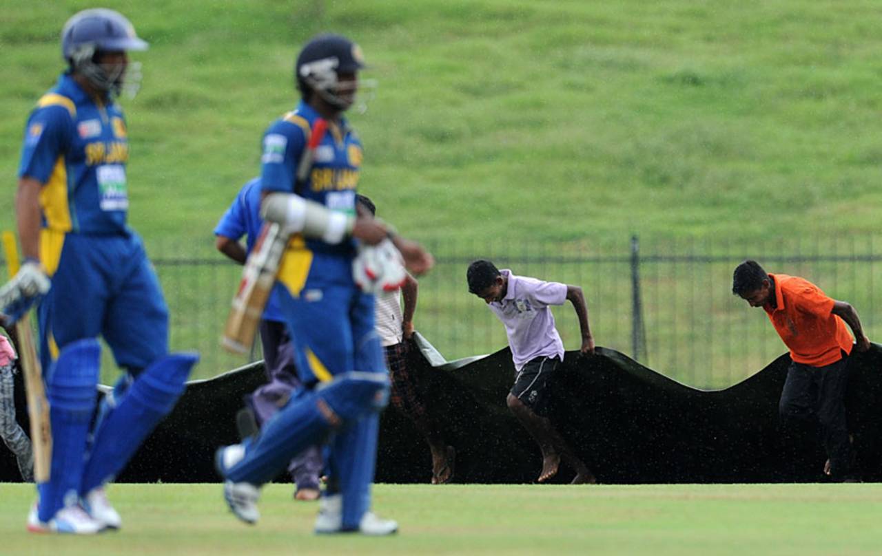 The Sri Lankan players go off as the covers are brought on, Sri Lanka v Bangladesh, 2nd ODI, Hambantota, March 25, 2013