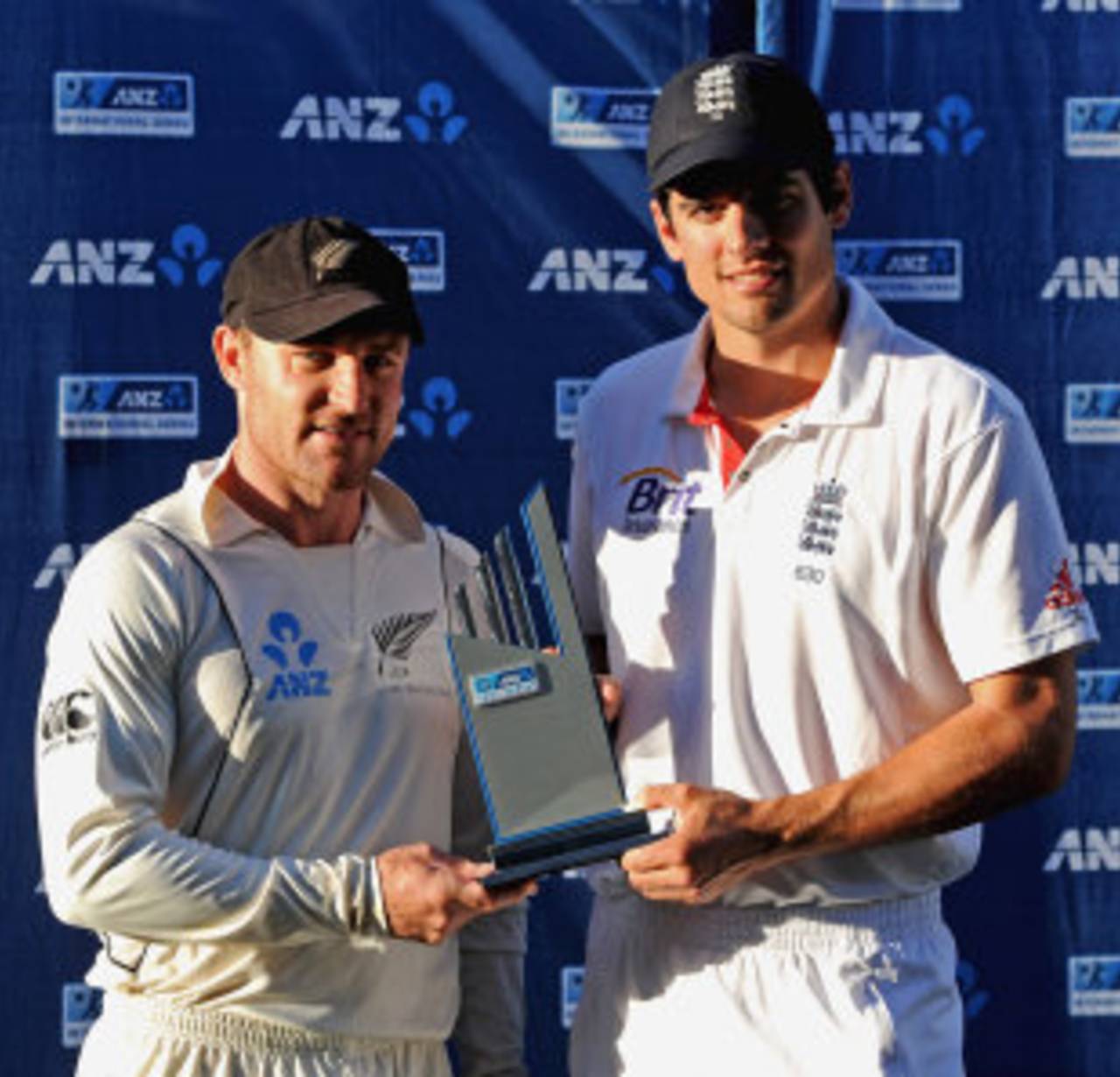 Brendon McCullum and Alastair Cook with the shared series trophy&nbsp;&nbsp;&bull;&nbsp;&nbsp;Getty Images
