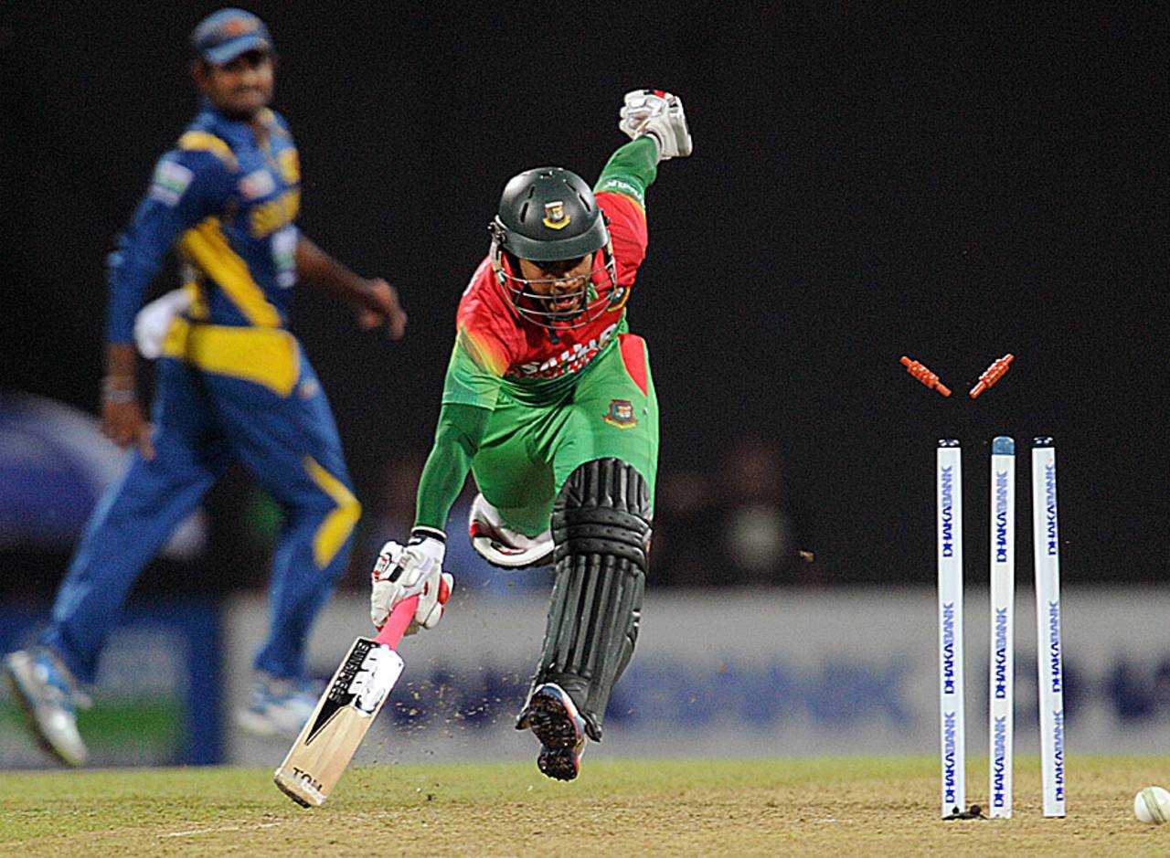 Mushfiqur Rahim tries to avoid being run out, Sri Lanka v Bangladesh, 3rd ODI, Pallekele, March 28, 2013
