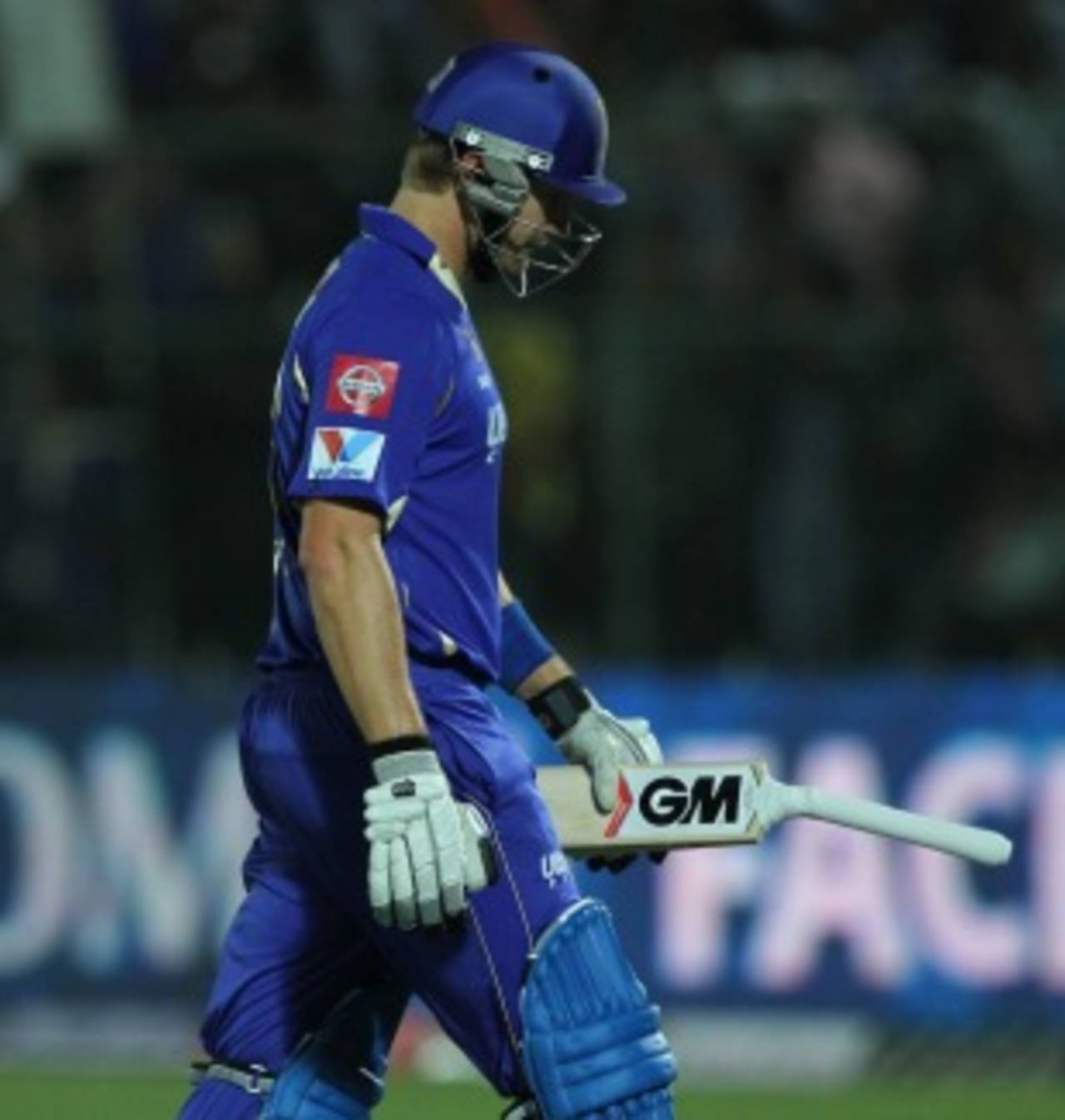 Shane Watson walks back with a broken bat, Rajasthan v Kolkata, IPL 2013, Jaipur, April 8, 2013