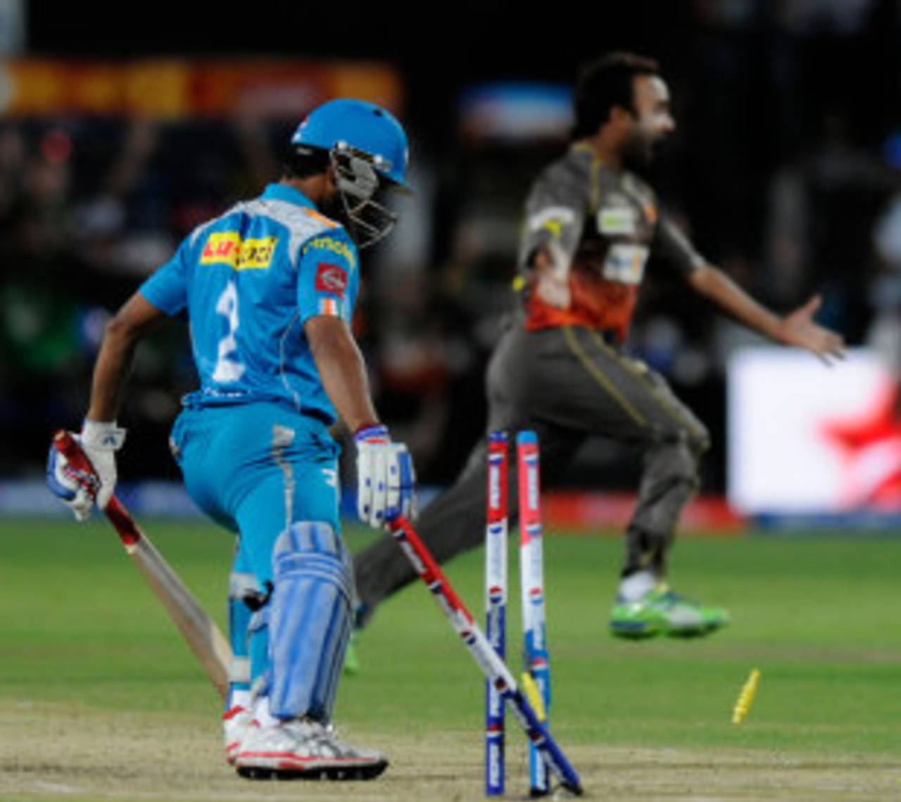 Amit Mishra bowls Ashok Dinda, Pune Warriors v Sunrisers Hyderabad, IPL, Pune, April 17, 2013