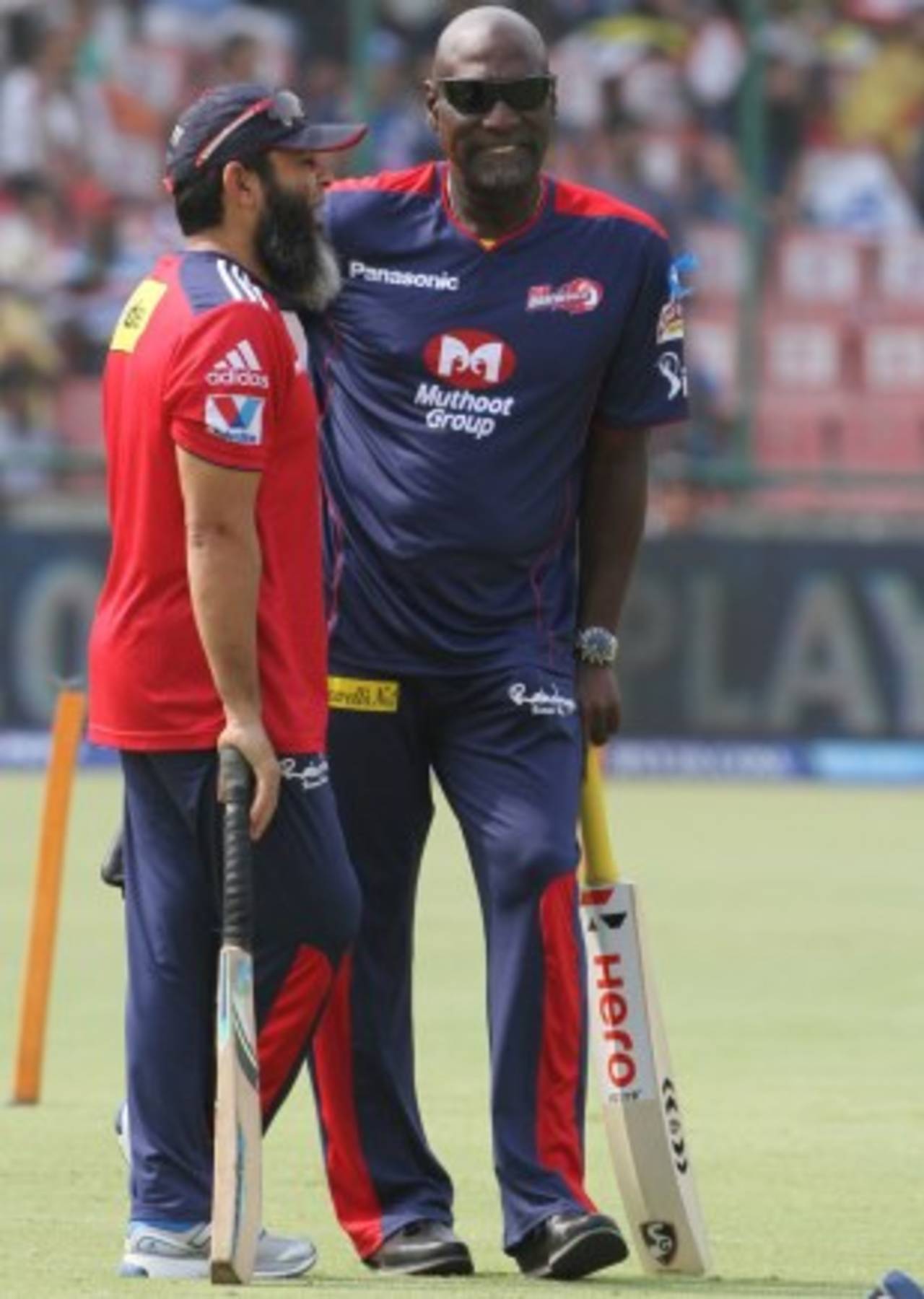 Viv Richards and Mushtaq Ahmed have a chat, Delhi Daredevils v Mumbai Indians, IPL, Delhi, April 21, 2013