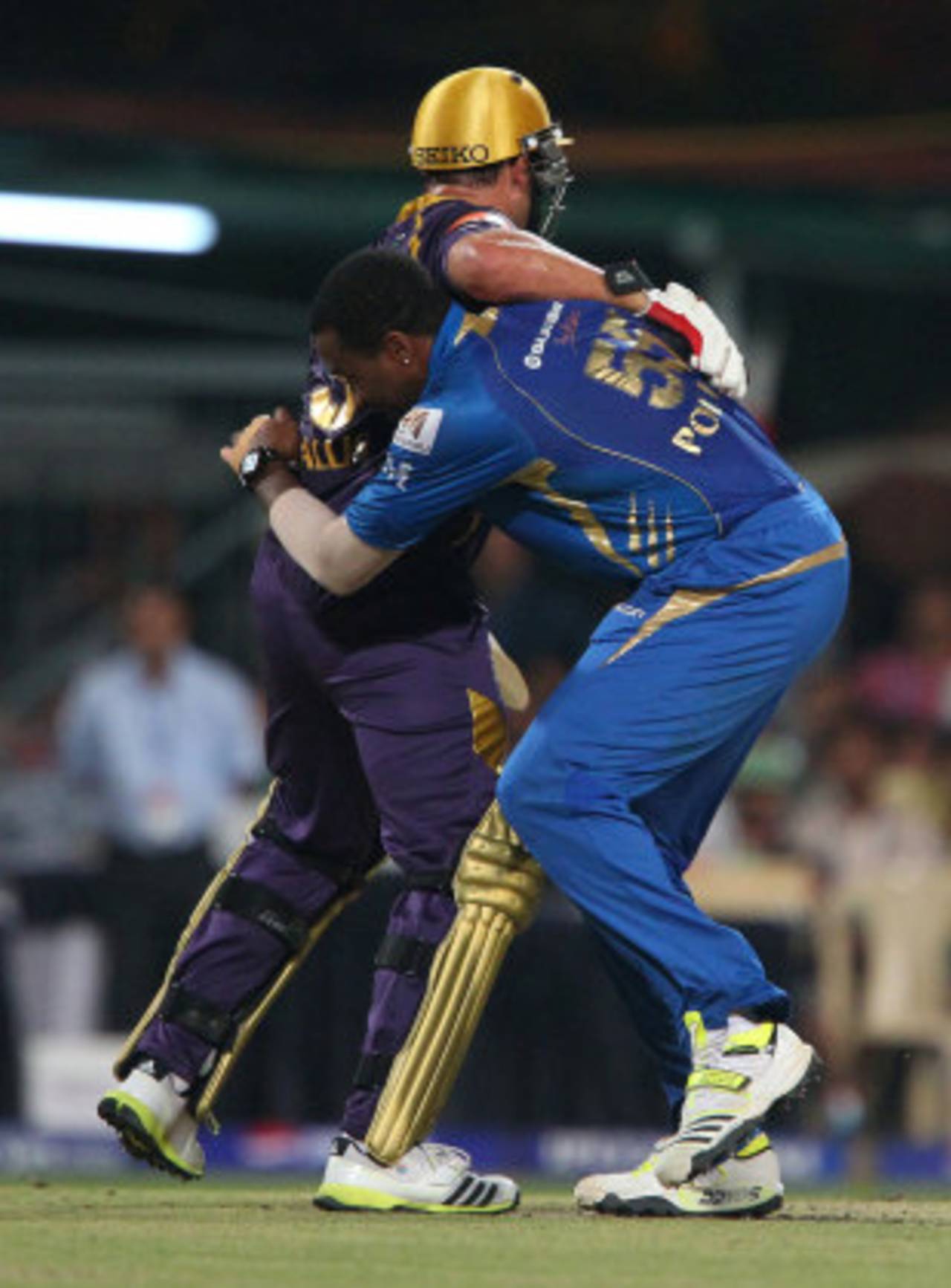 Jacques Kallis and Kieron Pollard collide during an over, Kolkata Knight Riders v Mumbai Indians, IPL 2013, Kolkata, April 24, 2013