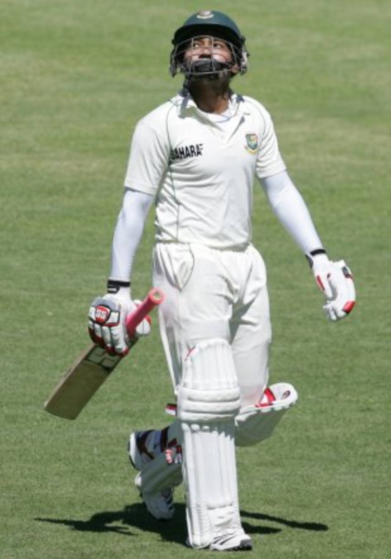 Mushfiqur Rahim walks off after falling seven short of a third Test century&nbsp;&nbsp;&bull;&nbsp;&nbsp;AFP