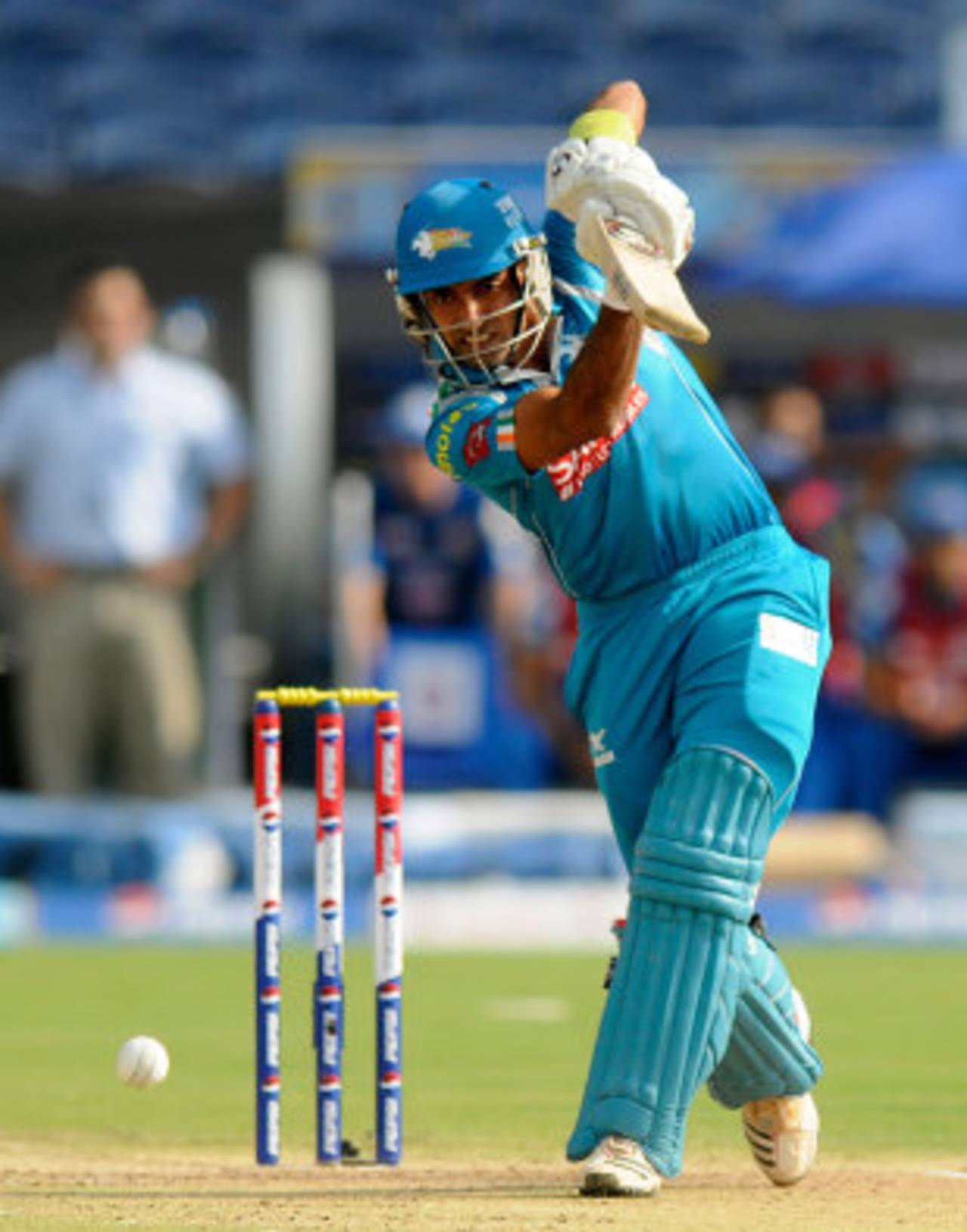Robin Uthappa drives down the ground, Pune Warriors v Mumbai Indians, IPL, Pune, May 11, 2013