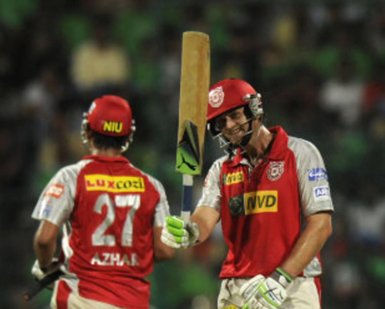 Adam Gilchrist acknowledges the crowd after bringing up his fifty, Royal Challengers Bangalore v Kings XI Punjab, IPL 2013, Bangalore, May 14, 2013