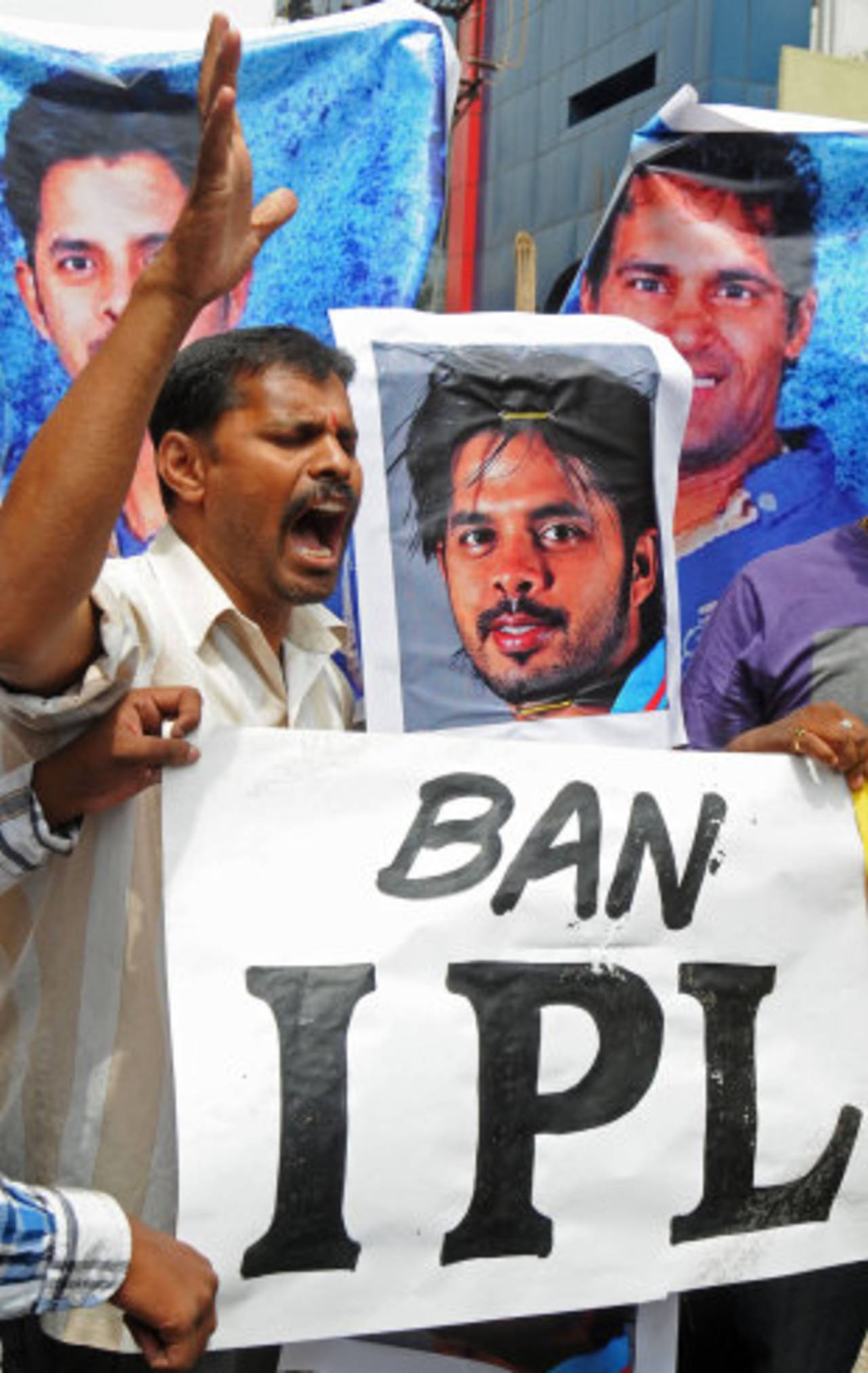Cricket fans in Bangalore stage a protest after news of the spot-fixing scandal broke, IPL 2013, Bangalore, May 16, 2013