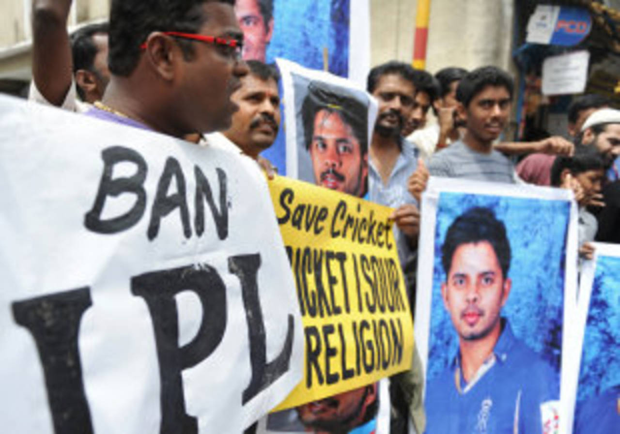Cricket fans in Bangalore protest in the wake of the spot-fixing scandal, IPL 2013, May 16, 2013