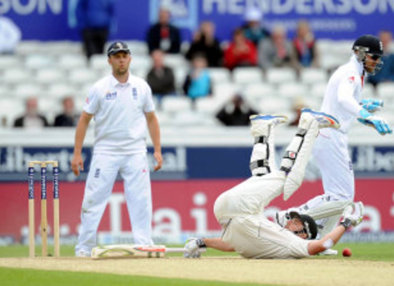 Hamish Rutherford dives to make his ground, England v New Zealand, 2nd Investec Test, Headingley, 4th day, May 27, 2013