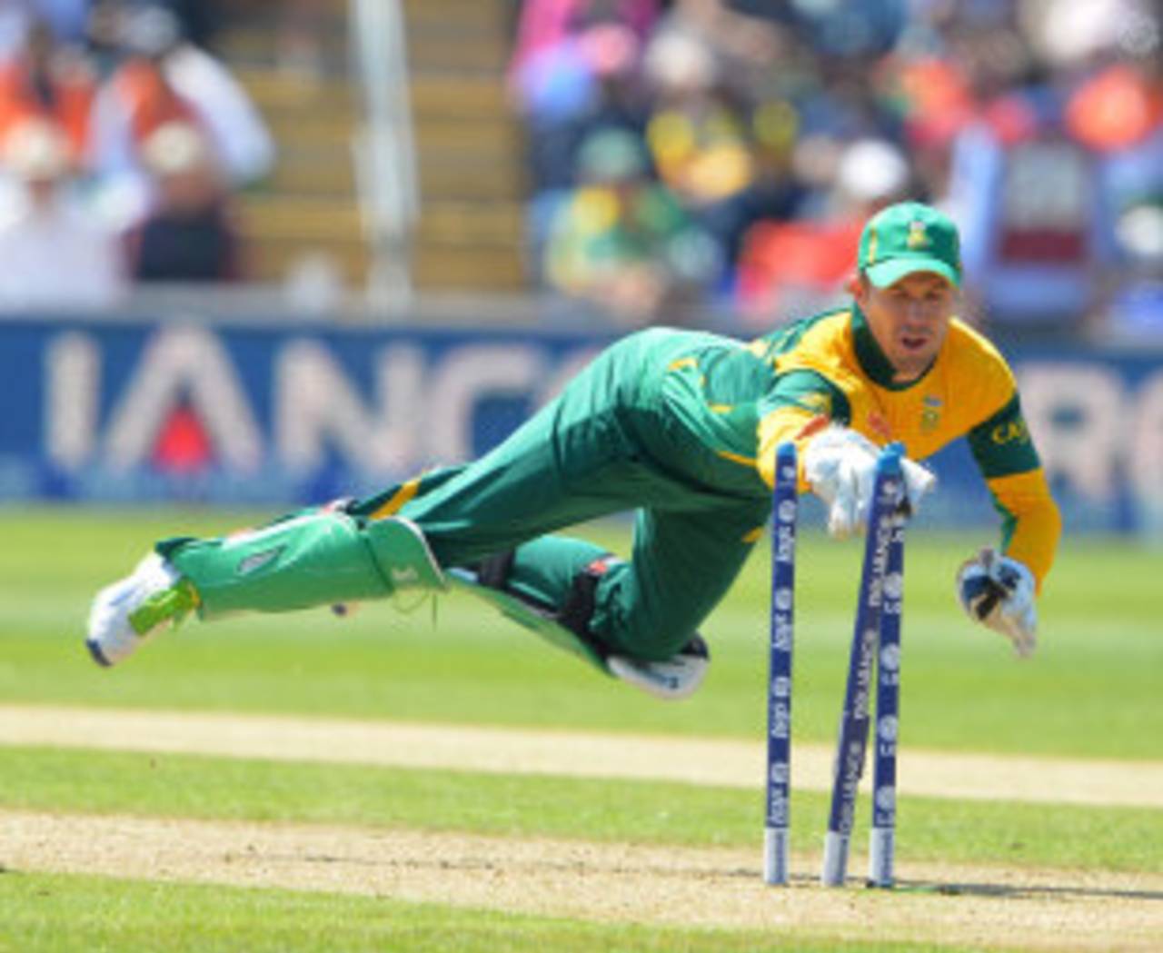 AB de Villiers attempts to run out Ravindra Jadeja, India v South Africa, Champions Trophy, Group B, Cardiff, June 6, 2013