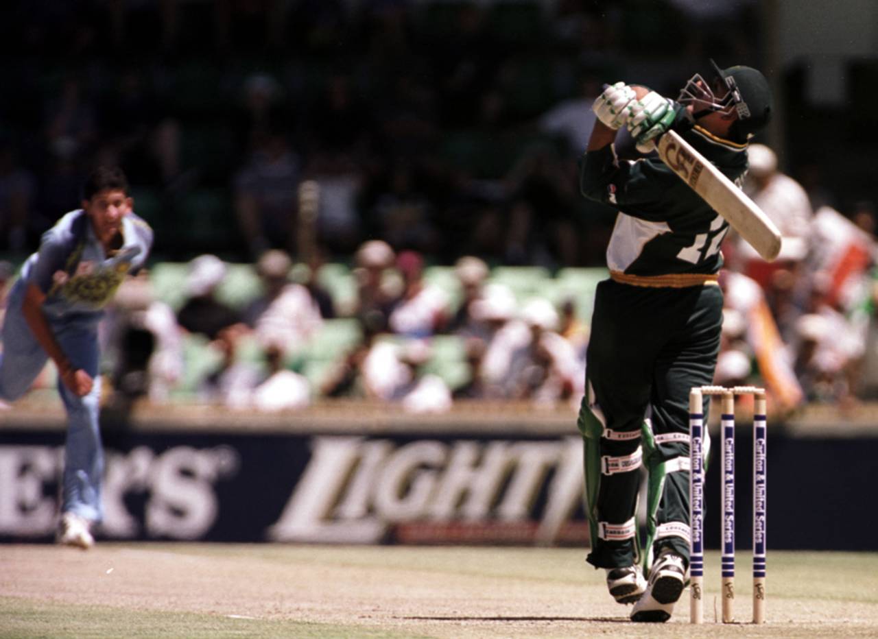 Shahid Afridi goes aerial, India v Pakistan, Carlton & United Series, Perth, January 28, 2000