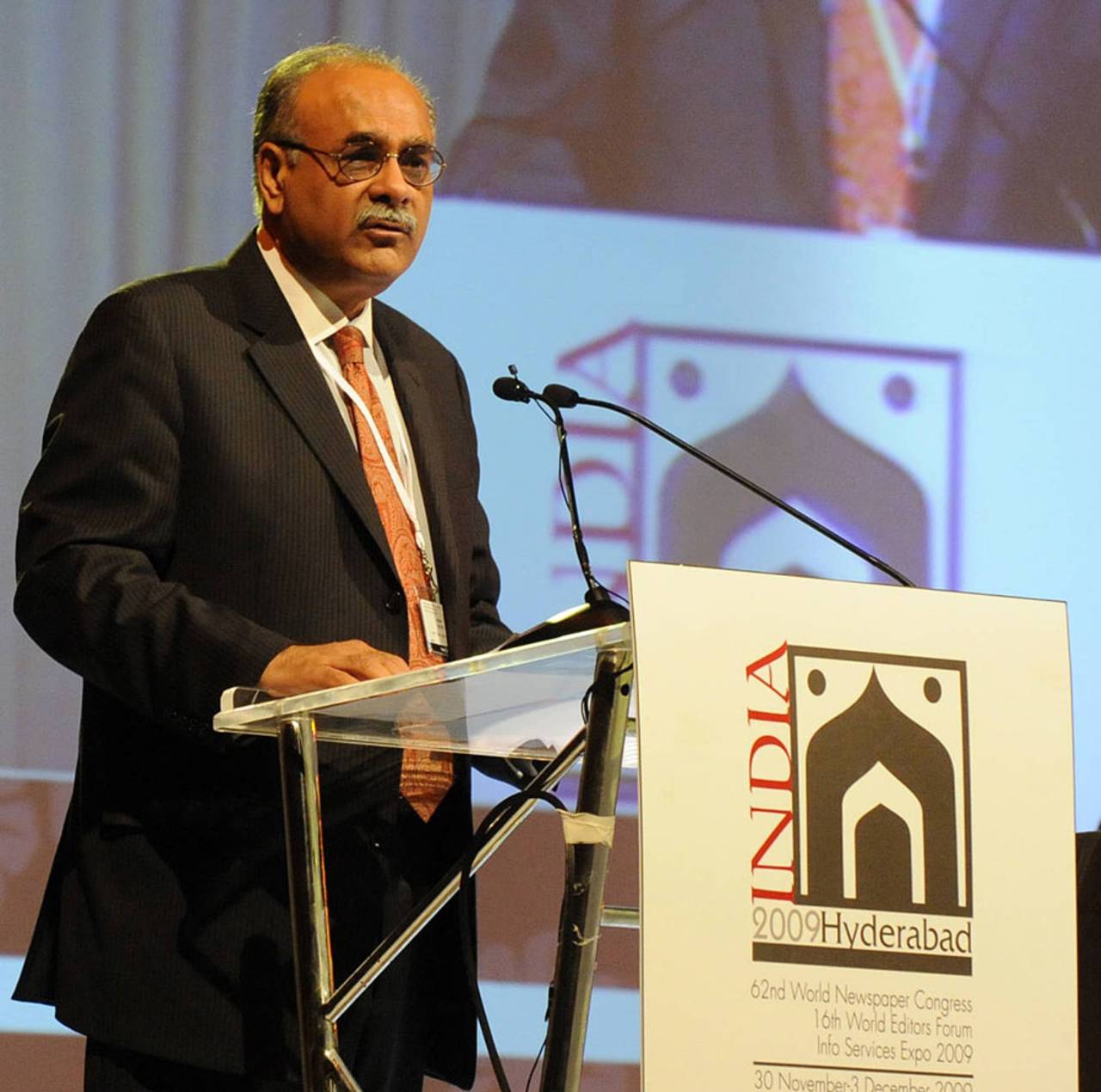 Pakistani journalist Najam Sethi speaks after receiving the Golden Pen Award, Hyderabad, December 1, 2009