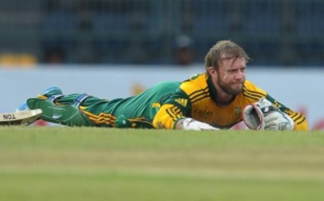 AB de Villiers reacts after attempting to stop the ball, Sri Lanka v South Africa, 1st ODI, Colombo, July 20, 2013