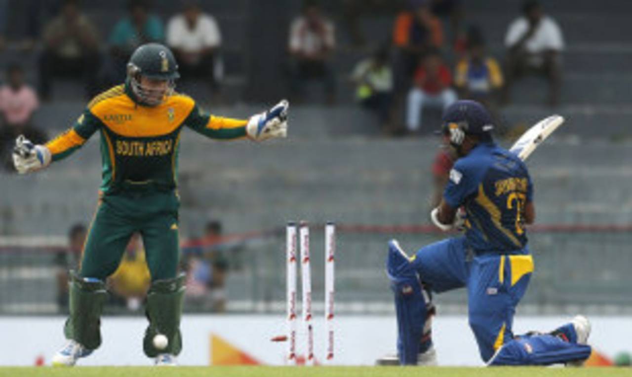 Mahela Jayawardene was bowled by Robin Peterson, Sri Lanka v South Africa, 2nd ODI, Colombo, July 23, 2013