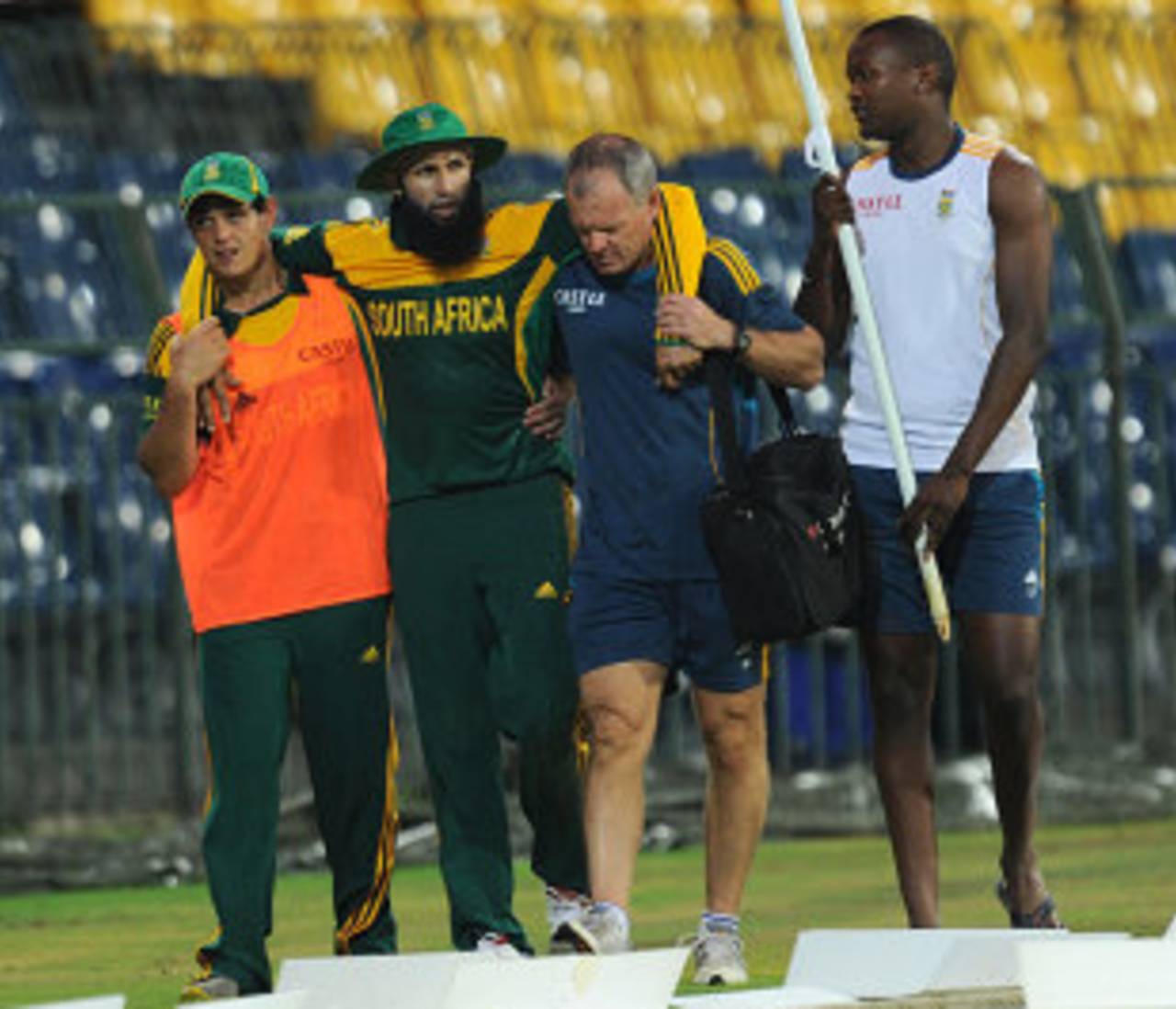 Hashim Amla leaves the field after suffering an injury, Sri Lanka v South Africa, 2nd ODI, Colombo, July 23, 2013