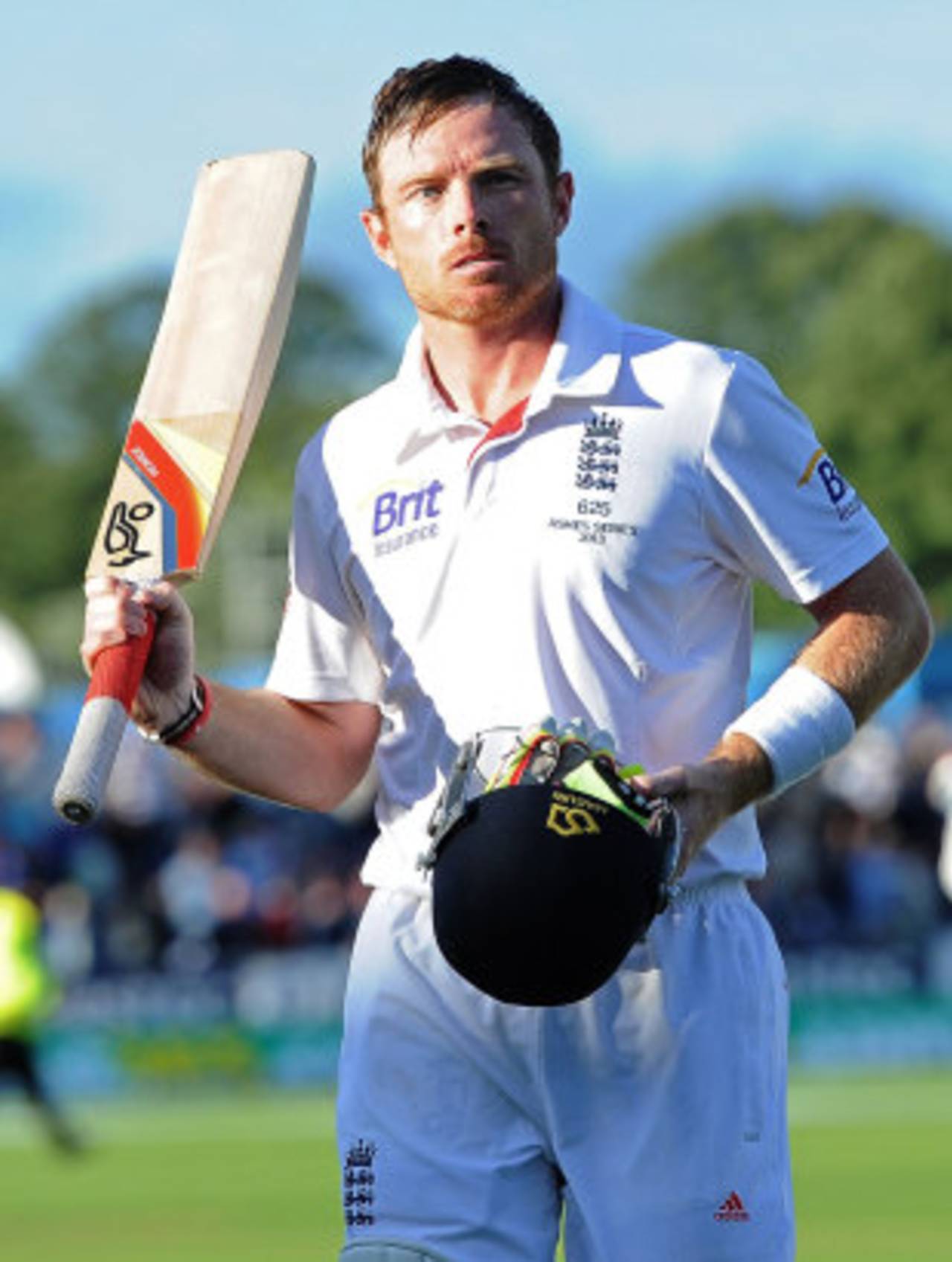 Ian Bell acknowledges the applause as the players walk off, England v Australia, 4th Ashes Test, 3rd day, Chester-le-Street, August 11, 2013