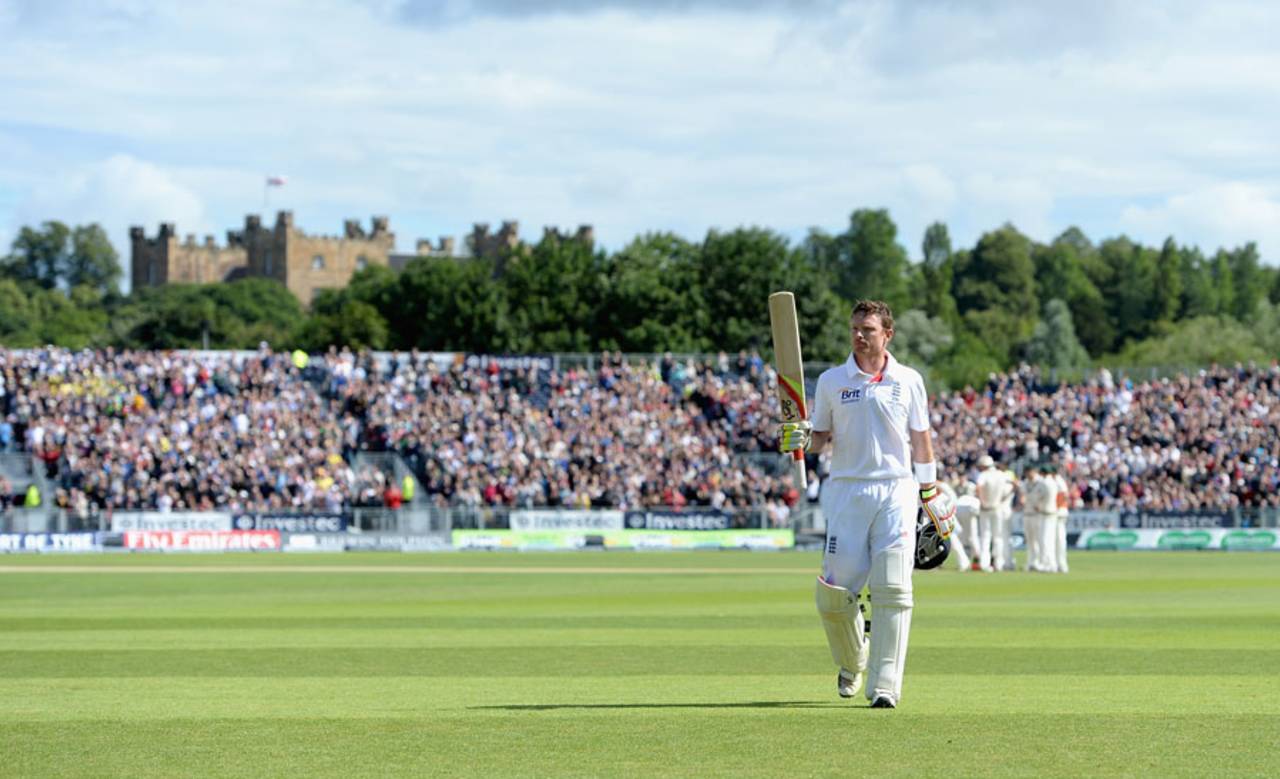 Ian Bell takes the applause as he walks off the pitch, England v Australia, 4th Investec Test, 4th day, Chester-le-Street, August 12, 2013