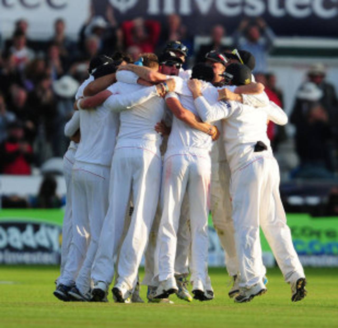 England celebrate as the urn is sealed, England v Australia, 4th Investec Test, 4th day, Chester-le-Street, August 12, 2013
