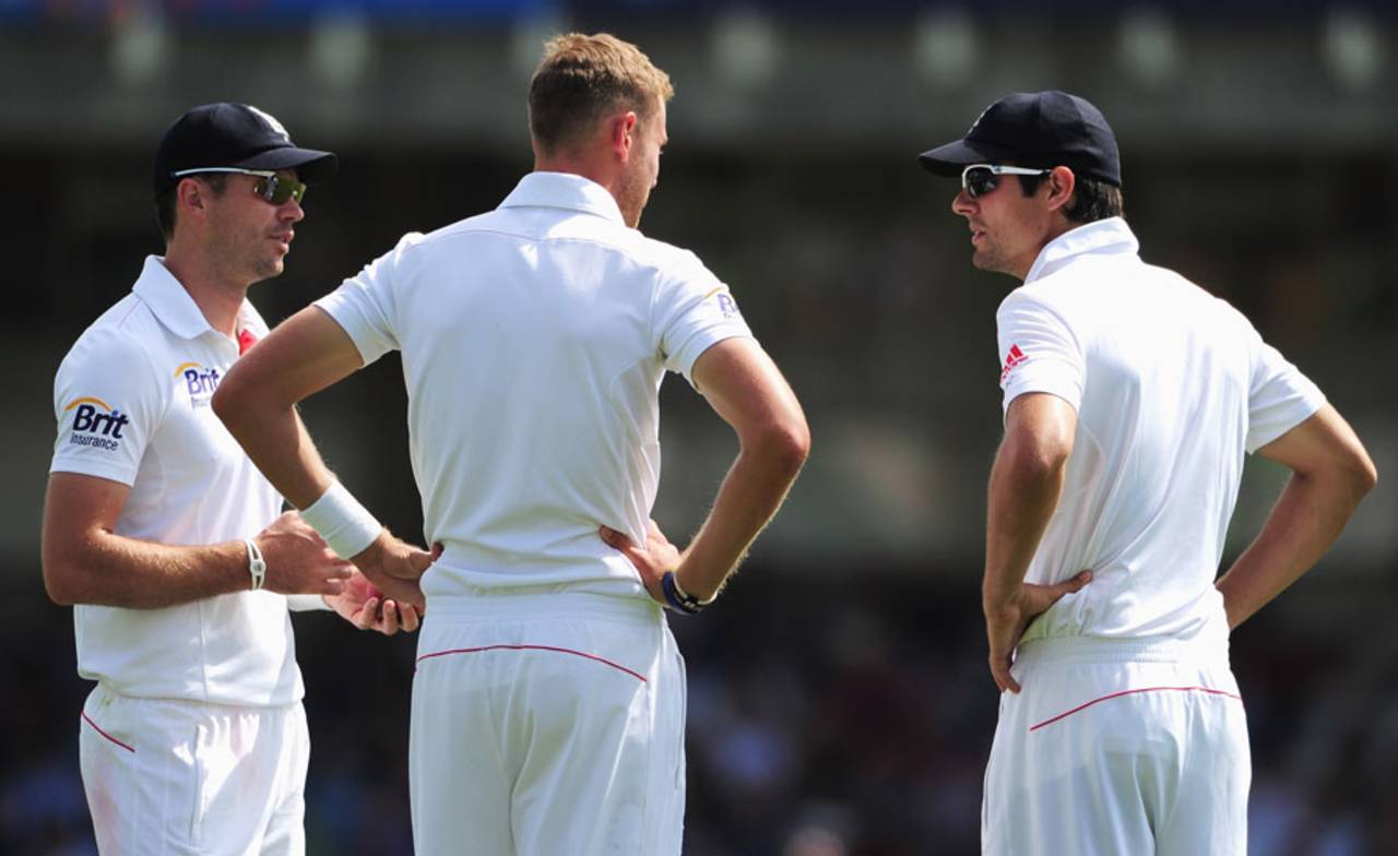 James Anderson, Stuart Broad and Alastair Cook discuss tactics, England v Australia, 5th Investec Test, The Oval, 1st day, August 21, 2013