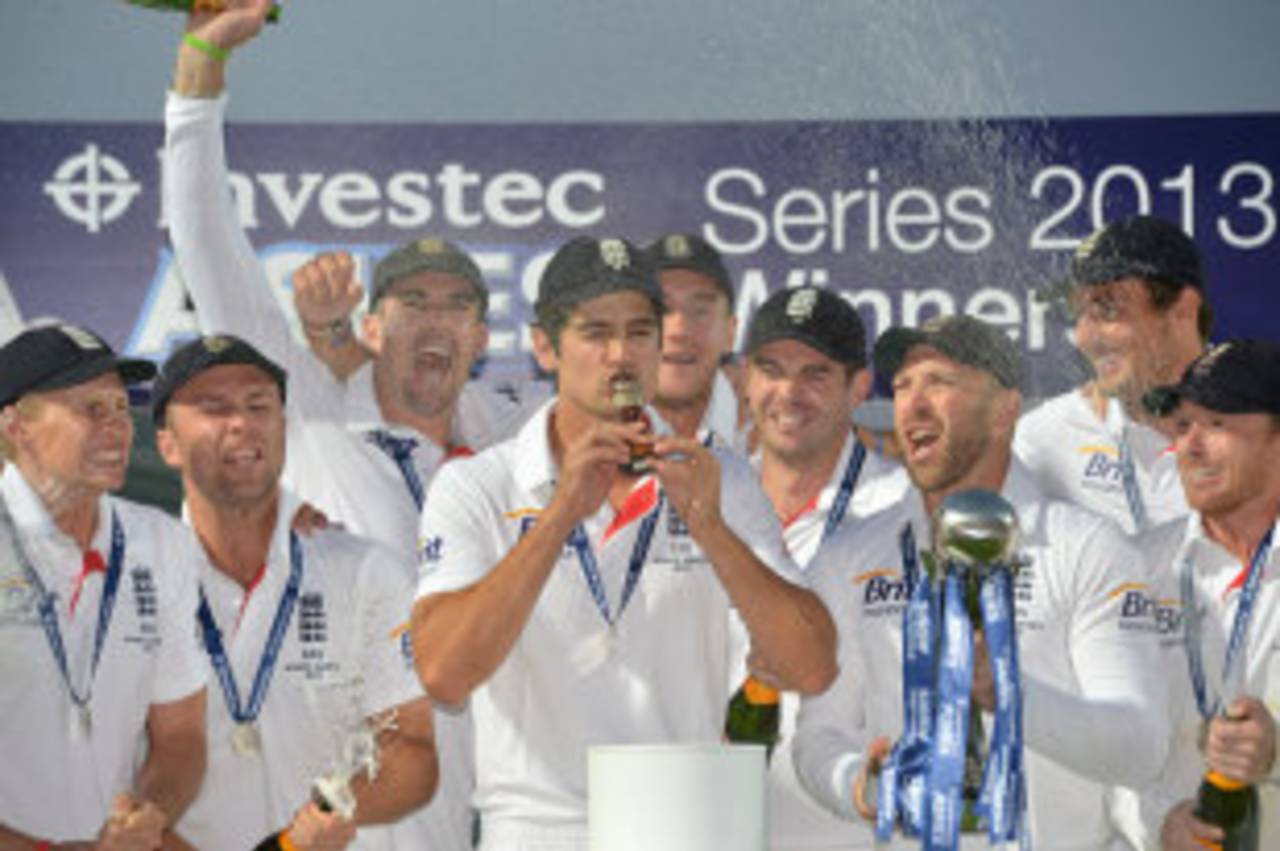 Alastair Cook kisses the Ashes urn, England v Australia, 5th Investec Test, The Oval, 5th day, August 25, 2013
