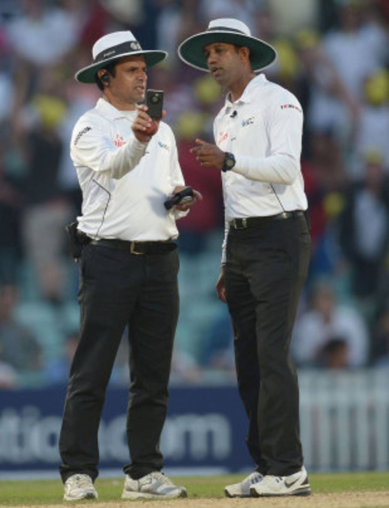 The umpires check the light metre as the night draws in, England v Australia, 5th Investec Test, The Oval, 5th day, August 25, 2013