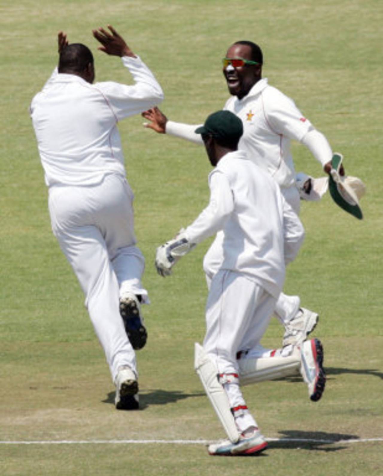 Hamilton Masakadza exults after a wicket, Zimbabwe v Pakistan, 2nd Test, Harare, 5th day, September 14, 2013