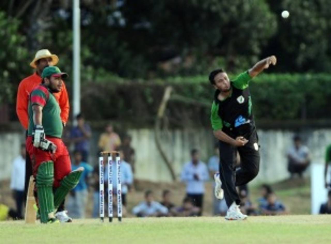 Shakib Al Hasan bowls during his comeback match, Kalabagan Krira Chakra v Khelaghar Samaj Kallyan Samity, Dhaka Premier Division, Savar, September 30, 2013