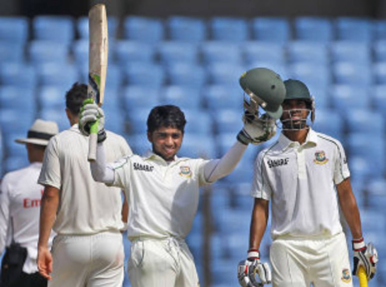 Mominul Haque celebrates his maiden century, Bangladesh v New Zealand, 1st Test, Chittagong, 3rd day, October 11, 2013
