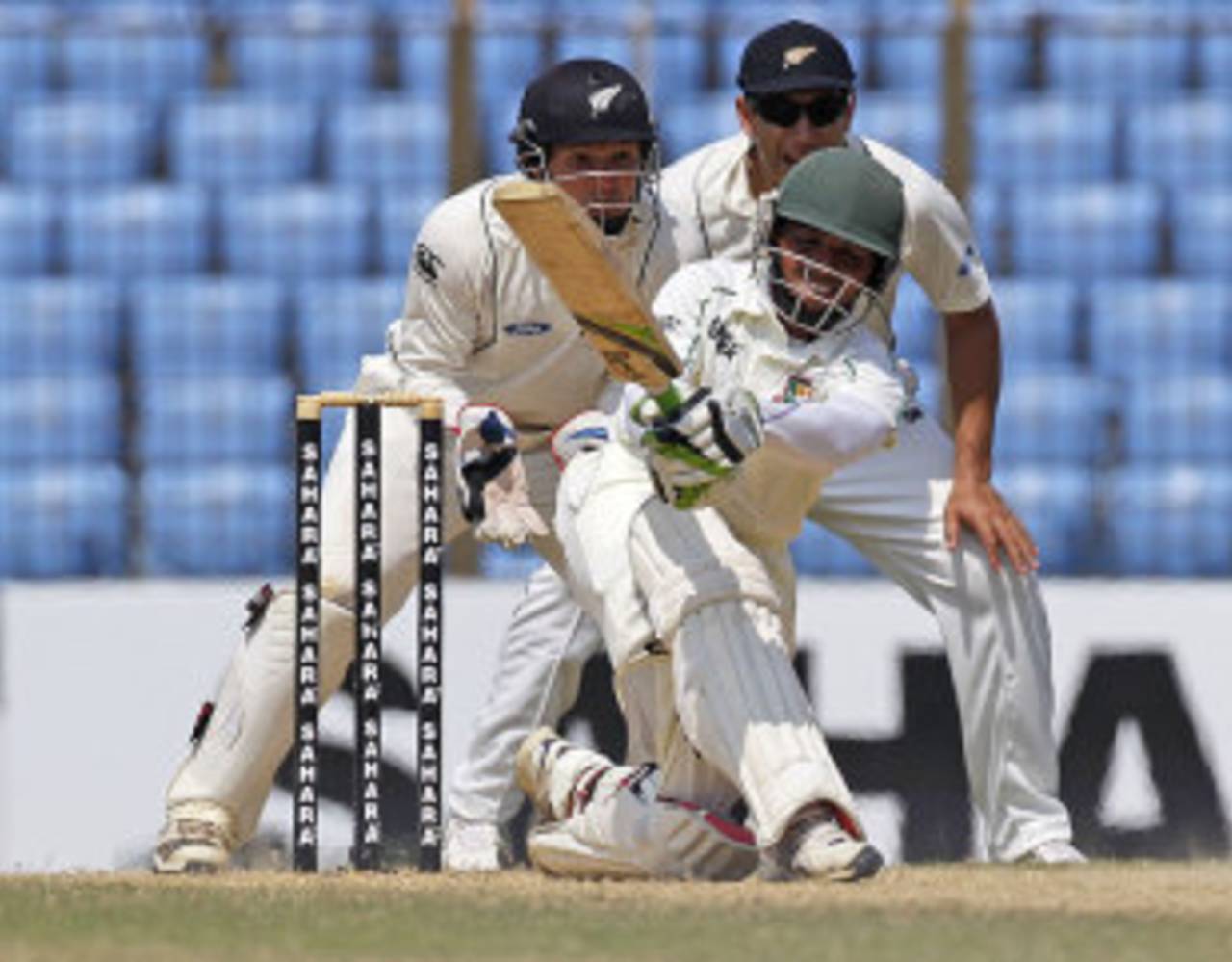 Mominul Haque goes for the slog, Bangladesh v New Zealand, 1st Test, Chittagong, 3rd day, October 11, 2013