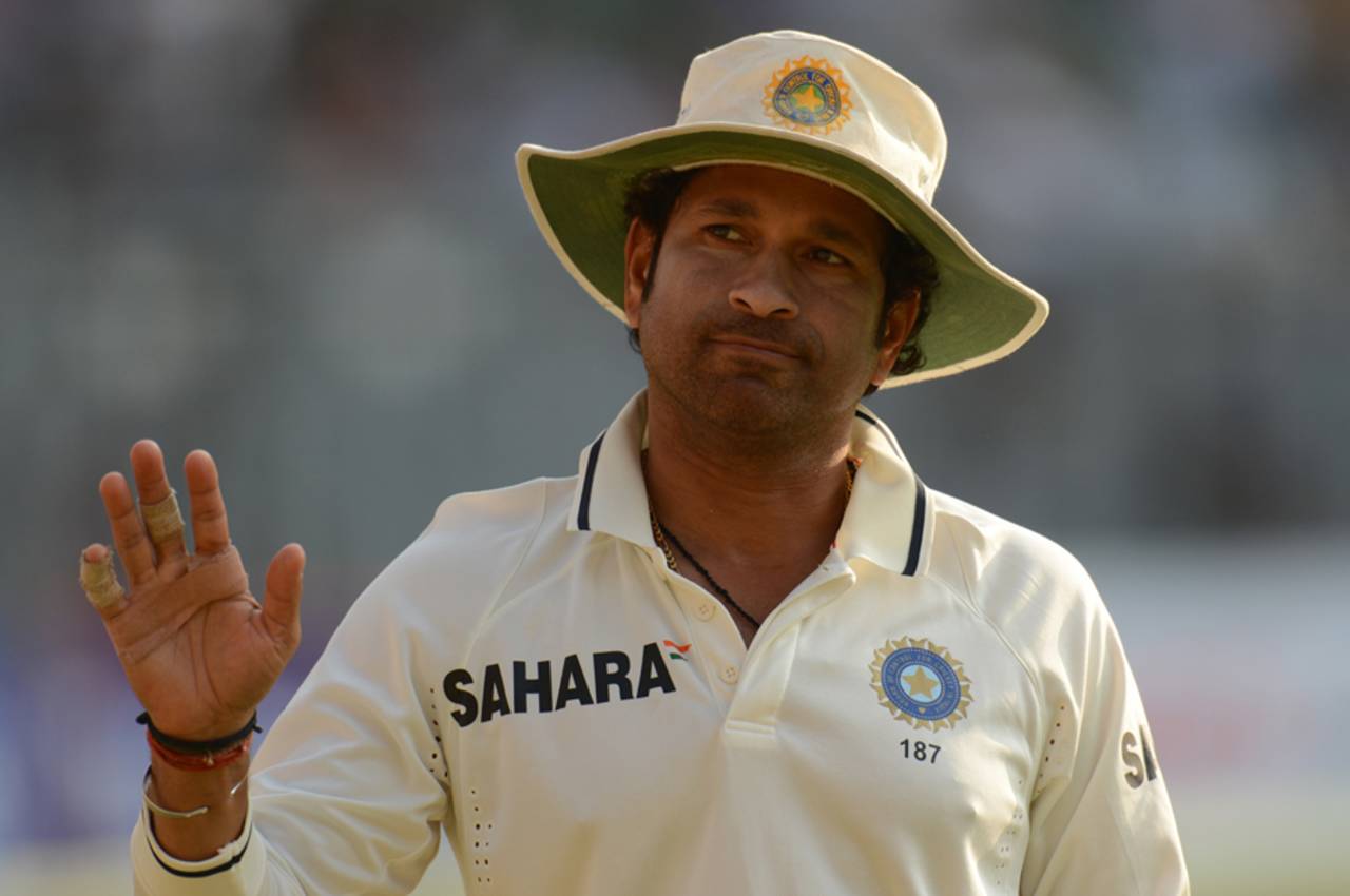 Sachin Tendulkar waves to the crowd, India v England, 2nd Test, Mumbai, 2nd day, November 24, 2012